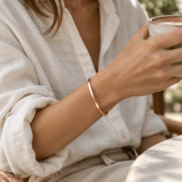 LUMA Atelier BANGLE cietā aproce ar gravējumu