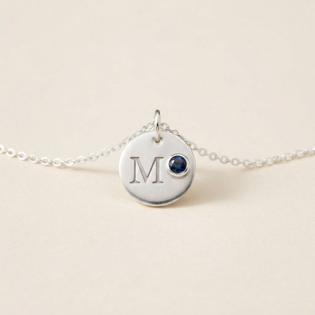 LUMA Atelier BIRTHSTONE pakabukas su gimimo akmeniu ir inicialu